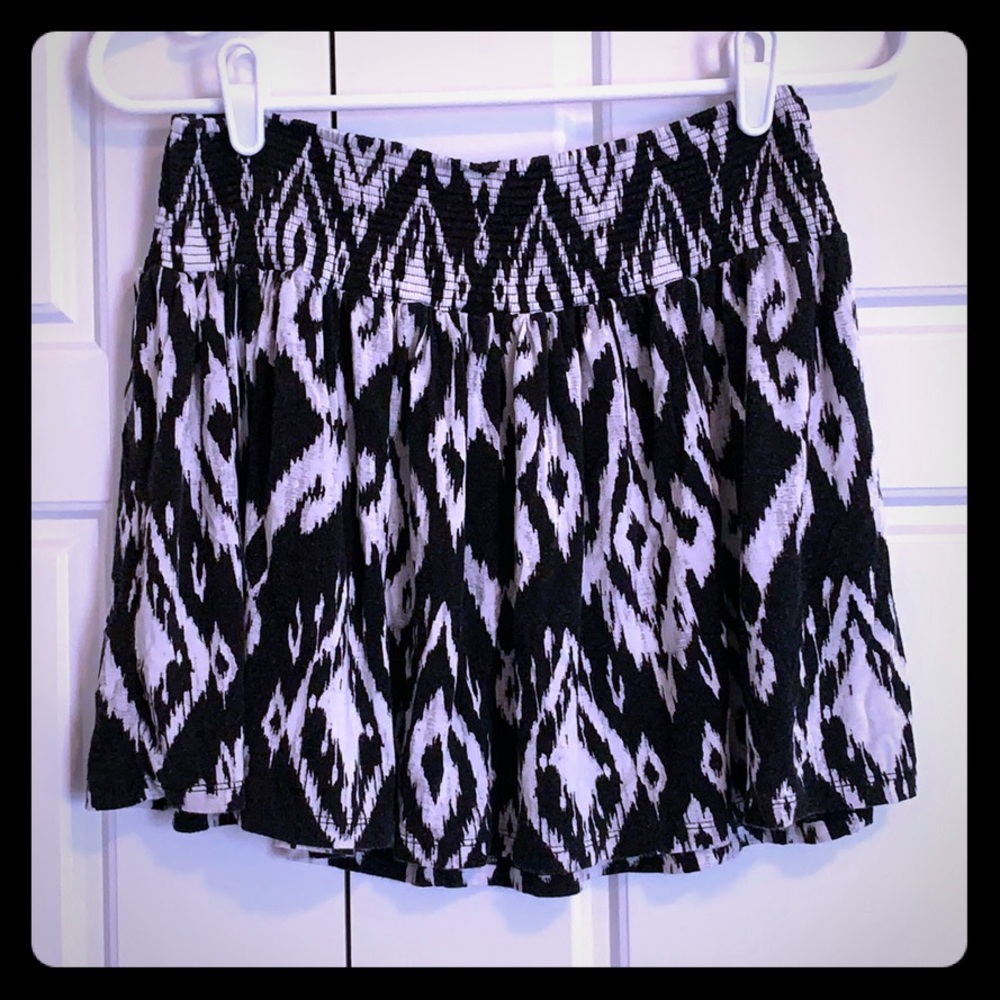 BLACK AND WHITE PRINT MINI SKIRT STRETCHY